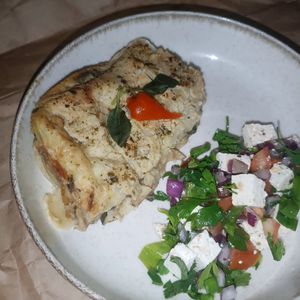 Lasanha de jaca com molho branco e ora-pro-nóbis. (Com salada que fiz na casa) at Da Raiz - Culinária Vegana in Rio De Janeiro