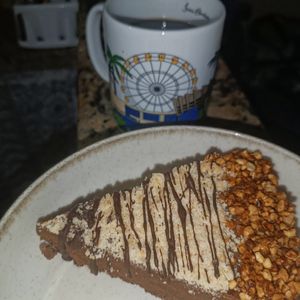 Torta mousse com paçoca e amendoim caramelizado. at Da Raiz - Culinária Vegana in Rio De Janeiro