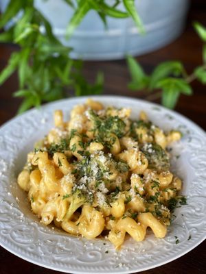 Mac'N Cheese made with a house made 3 cheese blend served with steamed broccoli and topped with vegan parmesan. at Pauseitively Vegan in Deerfield Beach