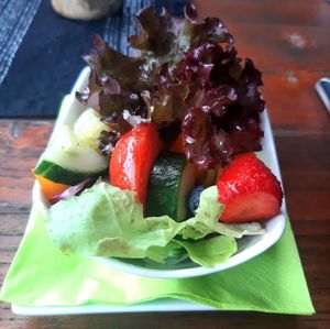 Gruß aus der Küche: Salat mit Beeren at Himmelblau Tapas Bar & Restaurant in Lienz