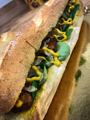 Sauce moutarde sucrée maison, mâche, oignons confits, tempeh mariné at Chez Mercier in Chatellerault