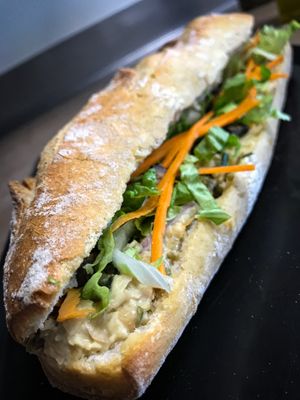 Pois chiches façon thon mayonnaise, lamelles de carotte, salade, oignons rouges  at Chez Mercier in Chatellerault