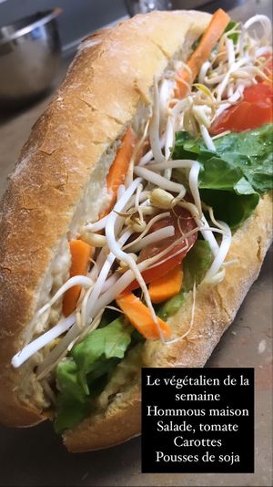 Hommous maison, pousses de soja, tomates, carottes crues, citron, salade at Chez Mercier in Chatellerault
