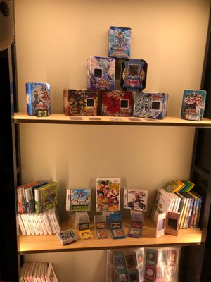 Estantería con videojuegos y consolas en el interior at Ichiban Ramen & Street Food in Barcelona