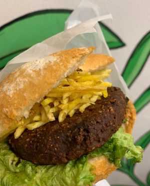 Me preparé una hamburguesa de not co y es buenísima. Lo puedes encontrar en Native 🌿  at NATIVE Biomarket Snack in Chiclayo