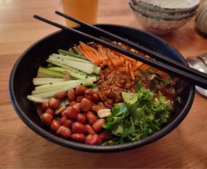 Süßkartoffelnudeln mit Gemüse und Schwarzessig-Chiliöl-Erdnusssoße für 13,50 Euro at The Butterfly Lovers in Berlin