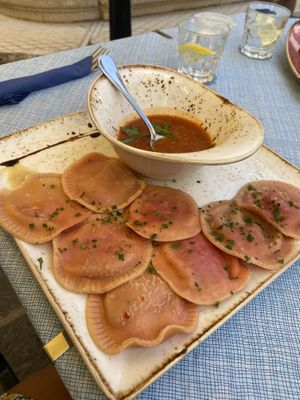 Ravioli con ripieno di piselli e spezzie con sugo di pomoro all’aglio  at Bistro 23 Four in Gozo
