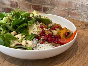 Geile Bowl mit Ofengemüse at Veganes Bistro Rubi in Cologne