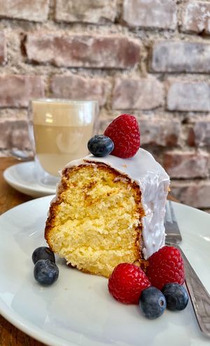 Zitronenkuchen und Latte Macchiato mit Hafermilch, alles hausgemacht! at Veganes Bistro Rubi in Cologne