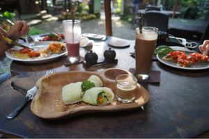 won‘t recomment the gado gado rolls but the smoothie was WONDERFUL at Soma Cafe in Ubud
