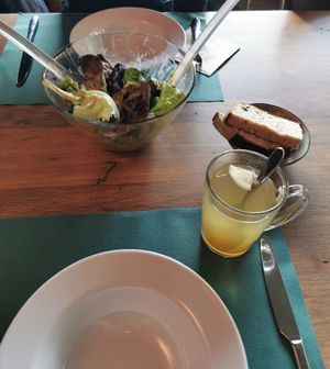 Vorspeisen Salat für zwei mit Brot at Mairübe in Luzern