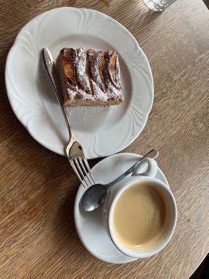 Apple cake & latte at Mairübe in Luzern