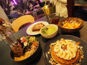 Every Saturday takes place the brunch at Peacock. Gluten free and vegan, with hot and cold drinks. Starting at 11.30. 
Gaspacho, home made granola bowl, veggie bowl, pastries and pancakes option for 22,50 euros. at Peacock in Toulouse