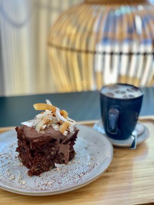 Vegan and gluten free pastries, plant-based milks, quiet coffee place at Peacock in Toulouse