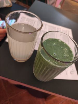 Lemonade of the day & detox smoothie at Peacock in Toulouse