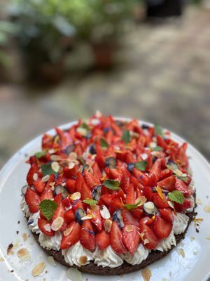 Tarte végane fraise et crème végétale vanille. Pâte sablée. Menthe fraîche et myrtille. Peacock restaurant végétarien à côté du Capitole. Petit déjeuner, déjeuner ou  at Peacock in Toulouse