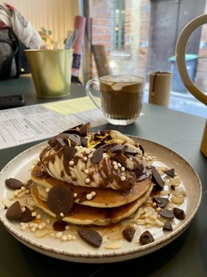 Pancakes mit Banane, Veganer Schokocreme und Schokostücken  at Peacock in Toulouse