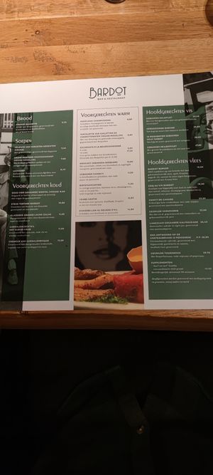 Menu kaart met vega en vegan opties. at Bardot in Enschede