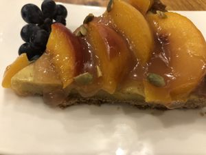 Vegane Leomontarte mit Pfirsich at La Dama Juana in Colle Di Val Delsa