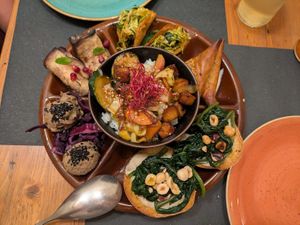 Shared vegan tapas plate at La Dama Juana in Colle Di Val Delsa