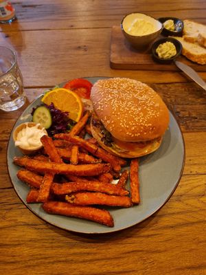 Vegan chicken burger with sweet potato fries and vegan mayo at Blote Voeten Park - Blote Voeten Hut in Brunssum