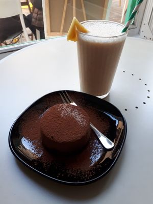 Chocolate cake and pineapple/banana smoothie at REVIV in Malaga