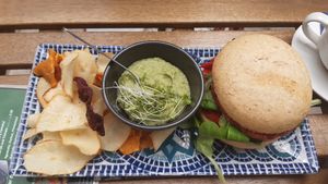 burger with guacamole and vegetable chips at REVIV in Malaga
