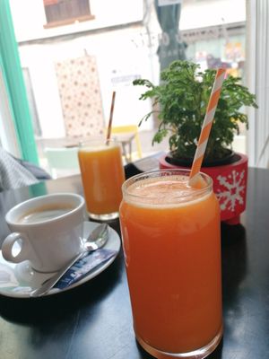 Fresh juices and coffee at REVIV in Malaga