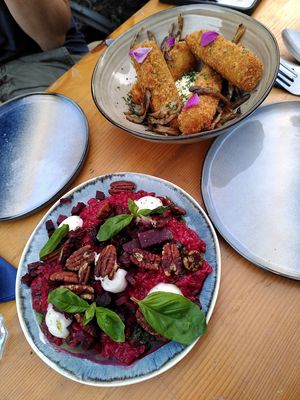 3rd course: beet risotto with "goat cheese"creme, baked polenta fries with oyster mushrooms at De Nieuwe Kantine in Arnhem