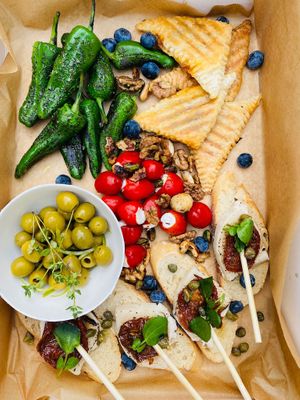 Spanish starter for two:
Pincho, goat cheese, sun dried tomatoes & capers.
Olives with lemon.
Filled peppers, cream cheese.
Pimentos.
Mini Empanadilla, eggplant, vegan chicken. at De Nieuwe Kantine in Arnhem