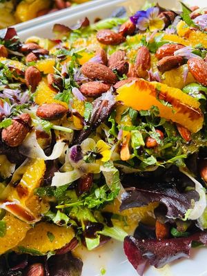 Side salad with peach at De Nieuwe Kantine in Arnhem