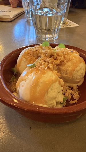 Gelato alla noce di macadamia e caramello  at De Nieuwe Kantine in Arnhem