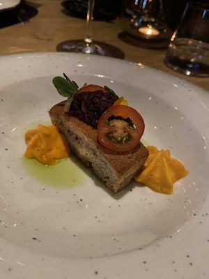 Olijvencake van amandelpasta, zwarte olijf, een spuma van tomaat en basilicum.   at Entree 1863 in Doetinchem