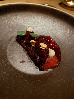 Tartaar van watermeloen die 24u is gedroogd, gerookte rode biet, citroengel en een vinaigrette van aardbei.  at Entree 1863 in Doetinchem