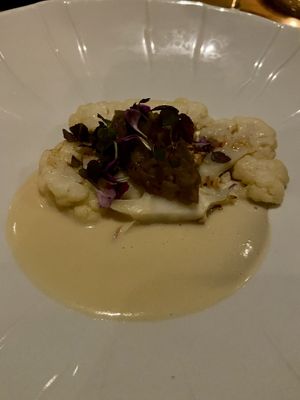 Sous vide gegaarde bloemkool, baba ganoush, szechuan, kokoscurry en PX stroop.   at Entree 1863 in Doetinchem