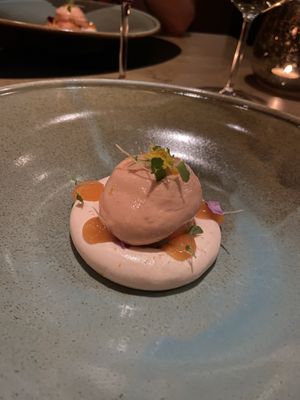 Panna cotta, gel, schuim en sorbet van bloedsinaasappel met een vinaigrette van sinaasappel.   at Entree 1863 in Doetinchem