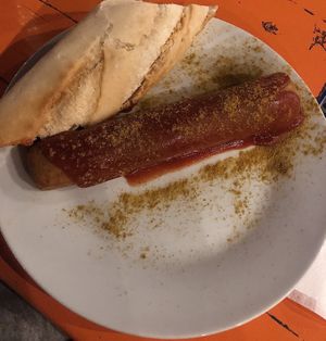 vegane Currywurst mit Baguette  at Rauschbart in Horb Am Neckar