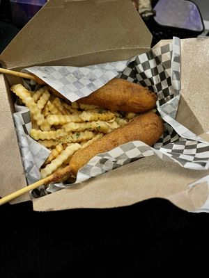 This is a great place for a variety of ‘crappy diner food’ (not really crappy lol), ‘salmon’ bowls, to amazing pizza. Have ordered here many times and it always hits the sp at Vegan Junk Food in Portland