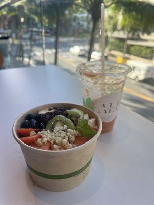 Lilikoi bowl and Waikiki bliss smoothie   at ALO in Honolulu
