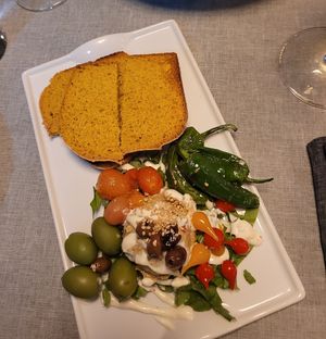 Hummus mit Brot und unfassbar leckerem Gemüse  at Casito Mediterraneo in Gran Canaria