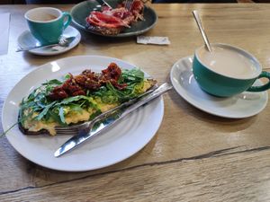 Tosta de hummus aguacate y tomates secos at Fusion Café y Panaderia in San Sebastian
