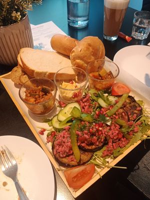 vegan brunch at Sneak In in Vienna