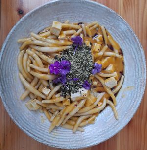 Pljukanci con pesto di zucca e miso leggero, tofu marinato in salsa
di soia scura, semi di zucca e olio di zucca. at Grajska Plaža in Bled