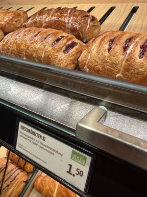 vegan cherry danish  at backWERK - Neusser Straße in Krefeld