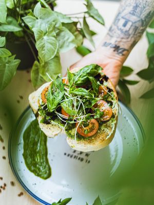 Tostada pesto en pan de masa madre con pesto de albahacas organicas at Kumara Vida in Pereira
