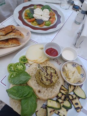 Insalata caprese and vegan burger at Ricci - Pizzaioli dal 1963 in Taranto