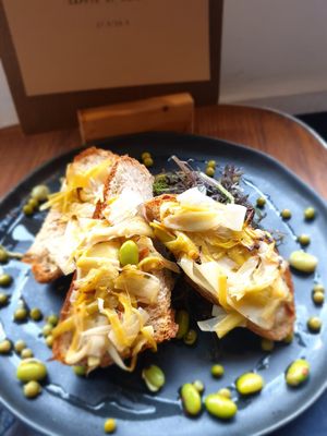 Vegan toast prei & boontjes at PUCK specialty coffee in Nijmegen