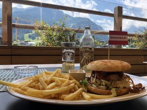 Vegan Pulled Jackfruit Burger mit einem Almdudler😍☀️  at Baumbar in Kaprun