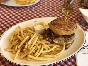 Pulled Jackfruit Burger with fries  at Baumbar in Kaprun