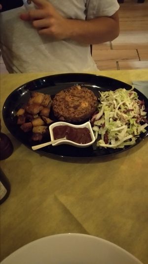 Burger con fagioli e cereali at Bistrot Il Kiodo Fisso in Lecce